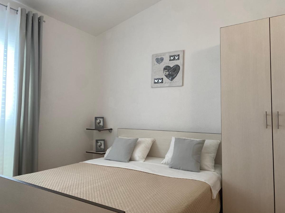 Apartments Lolo Привлака Экстерьер фото