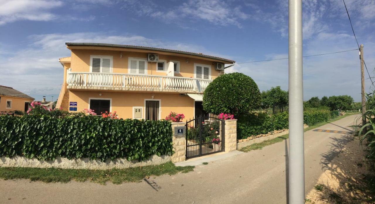 Apartments Lolo Привлака Экстерьер фото